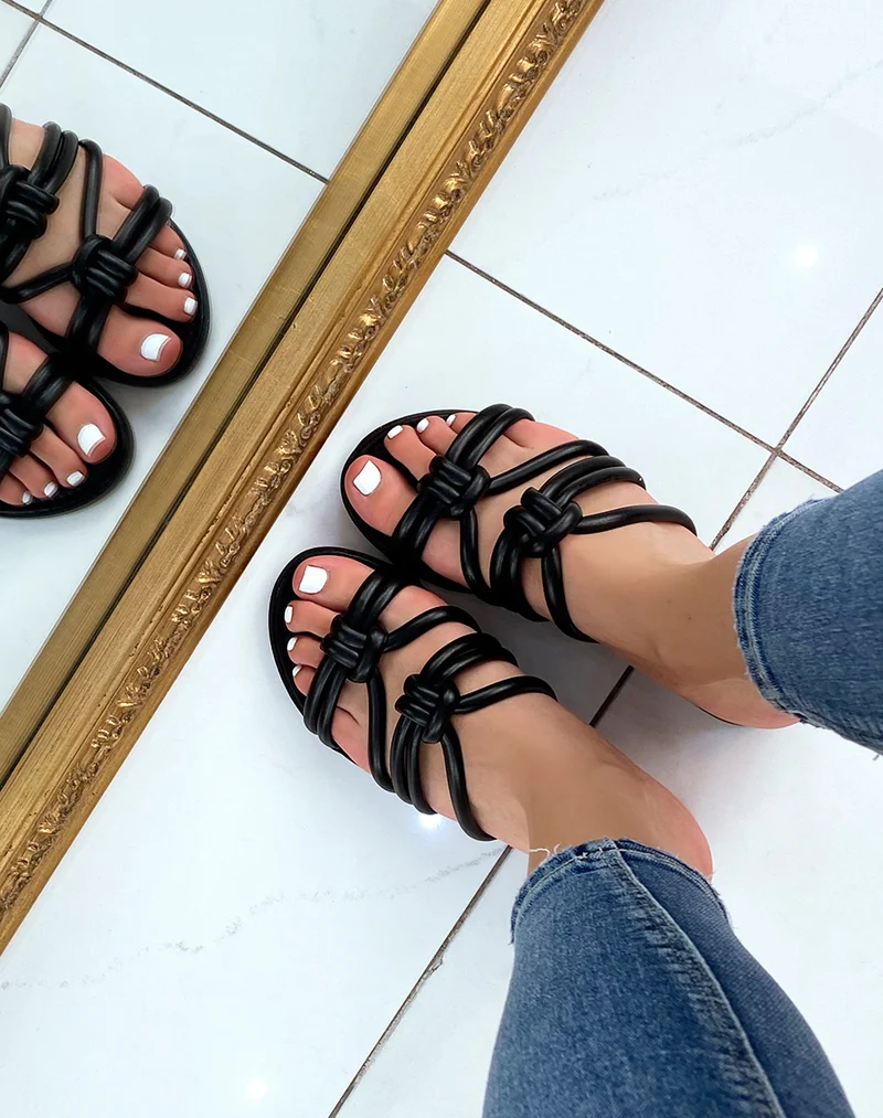 Mules plates noires à brides entrecroisées
