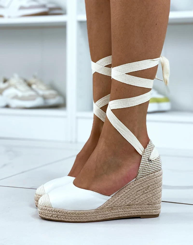 Compensées style espadrilles blanches à lacets