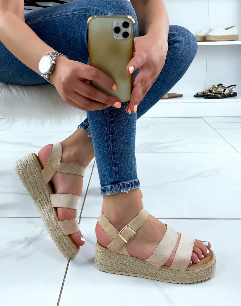 Sandales compensées beiges à double brides épaisses et semelle en toile de jute