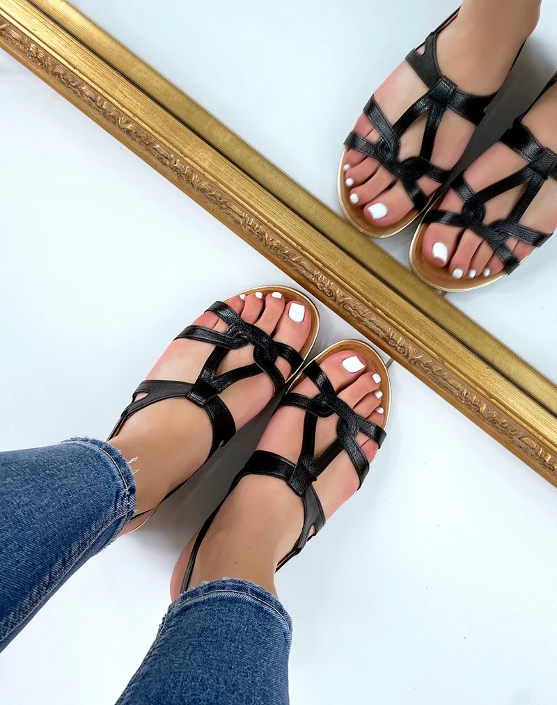 Nu-pieds noirs brillants à lanières bouclées