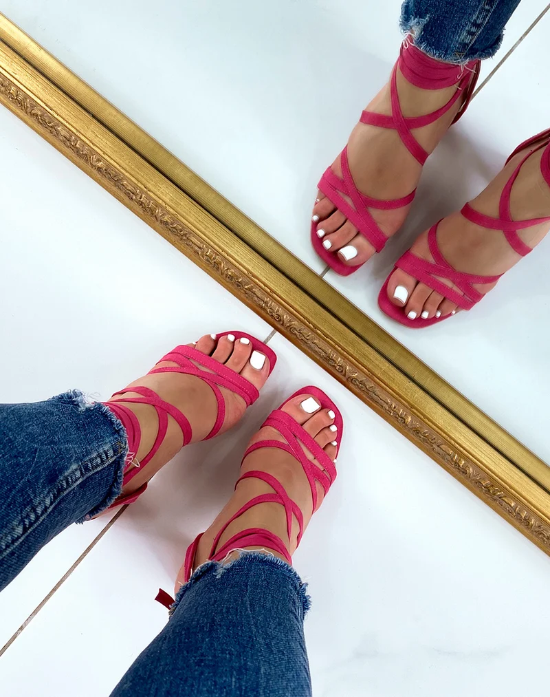 Sandales fushia à brides fines croisées à lacet et à talon