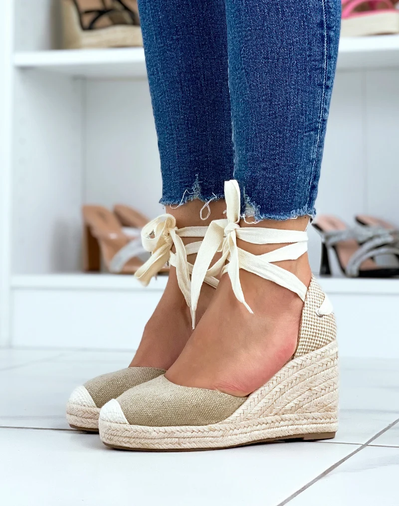 Compensées style espadrilles en toile beige foncé à lacets