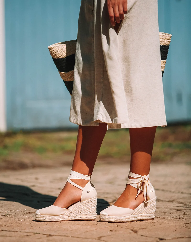 Espadrilles à talons compensés en toile beige à rubans