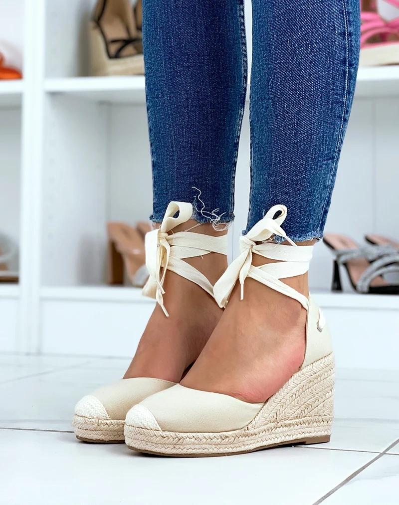 Espadrilles à talons compensés en toile beige à rubans