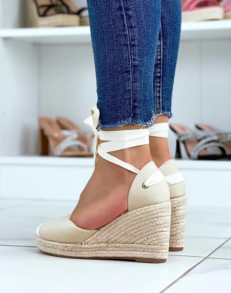 Espadrilles à talons compensés en toile beige à rubans