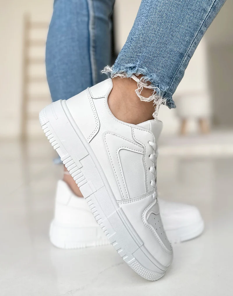 Baskets blanches avec surpiqures