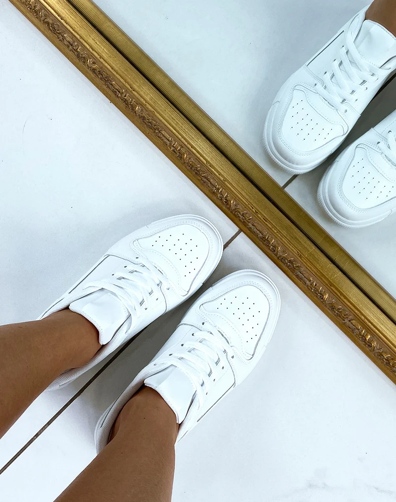 Baskets blanches avec surpiqures