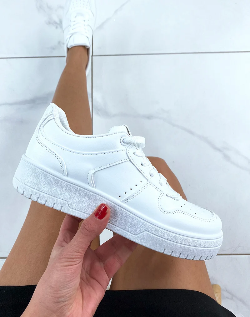 Baskets blanches avec des surpiqures