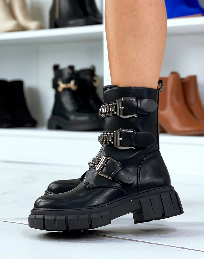 Bottines noires à triple lanières à clous et et bijoux argentés
