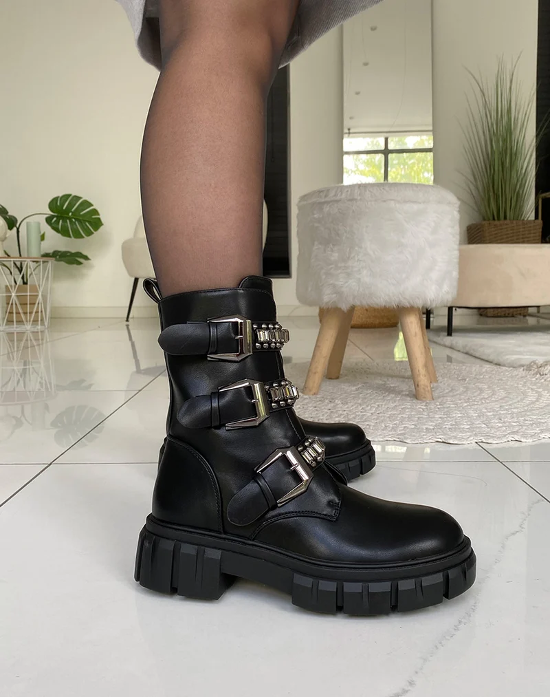 Bottines noires à triple lanières à clous et et bijoux argentés