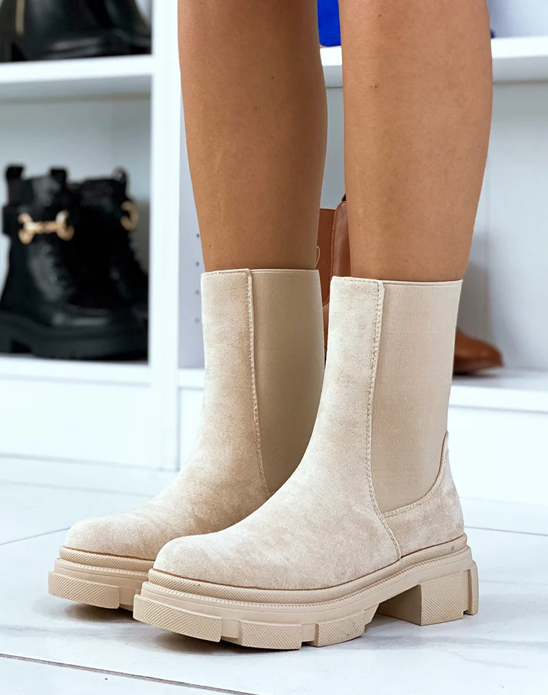 Bottines beiges en suédine montantes à semelle crantée