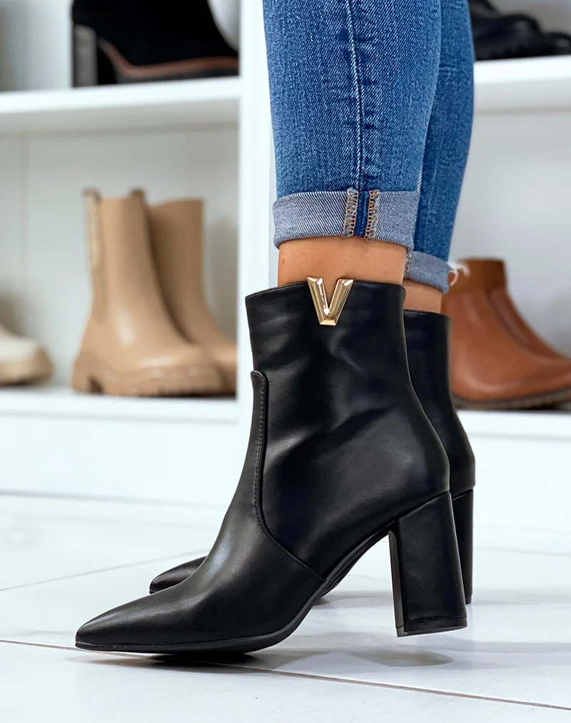 Bottines noires à détail doré en forme de v