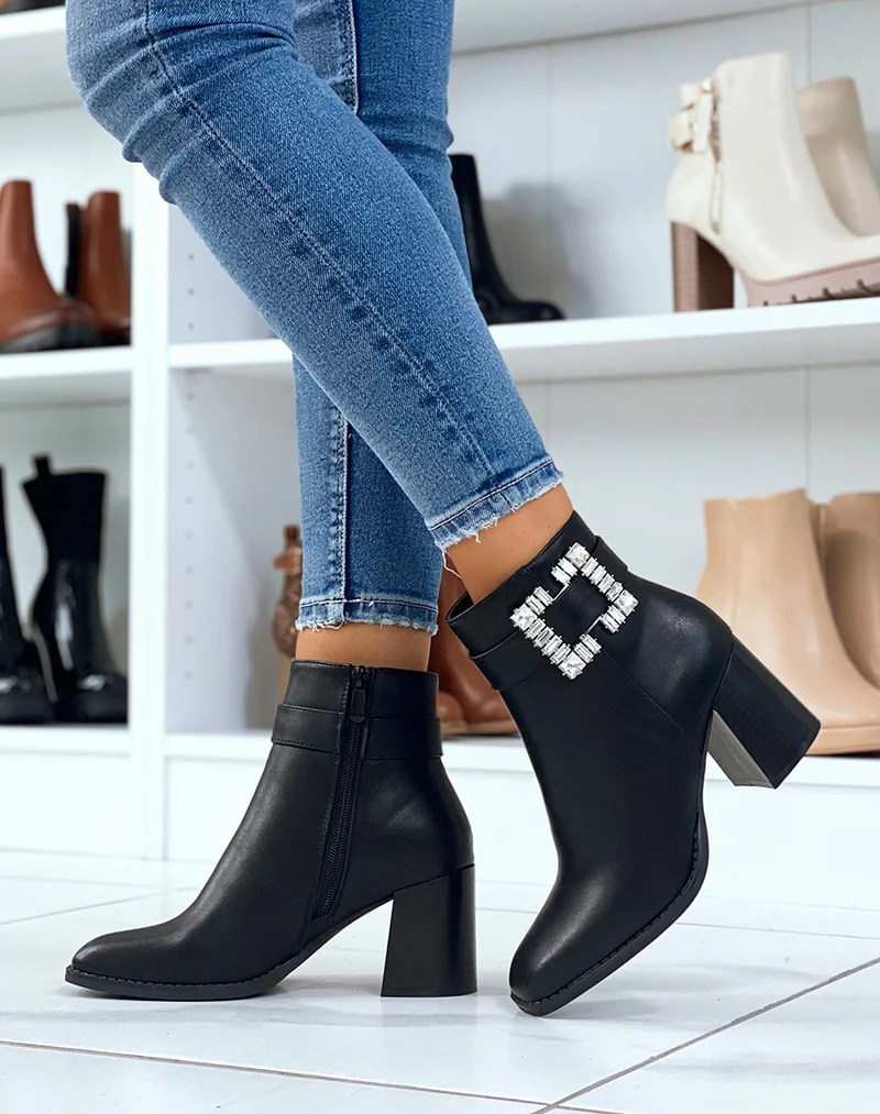 Bottines noires à talon et bijou à strass argenté