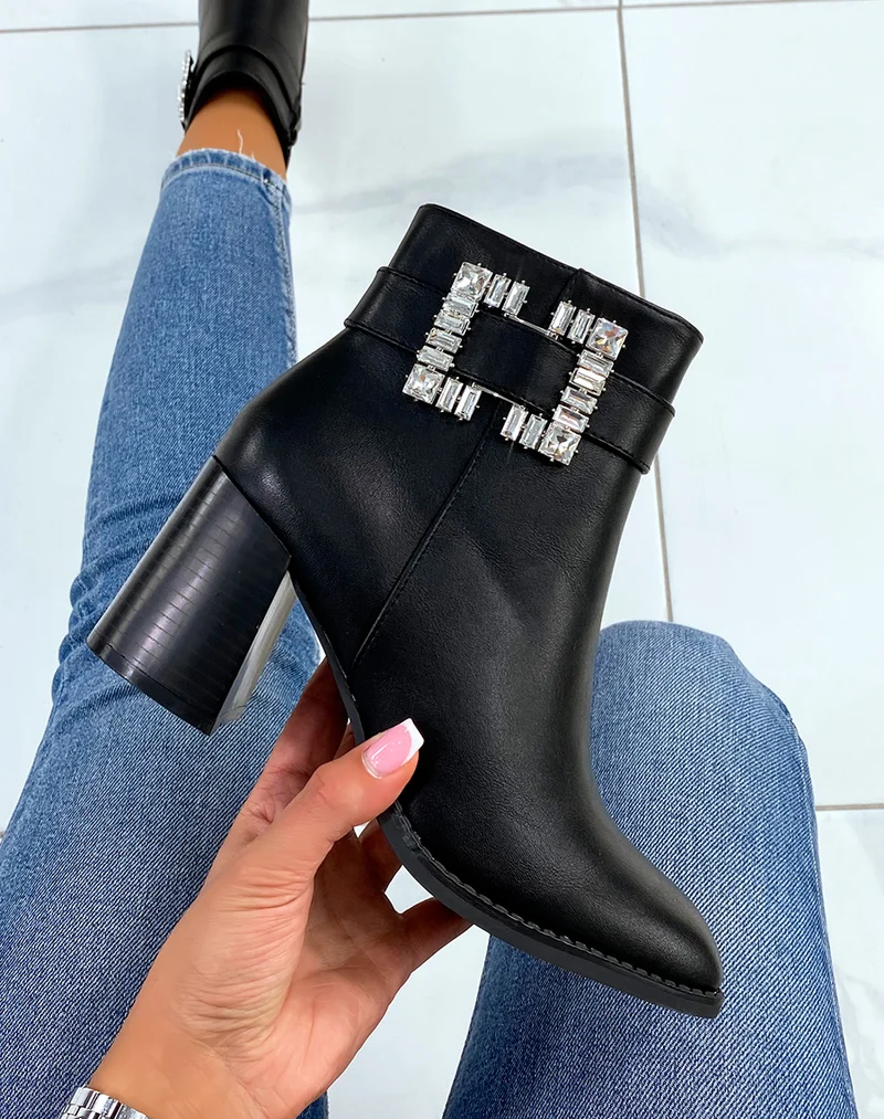 Bottines noires à talon et bijou à strass argenté