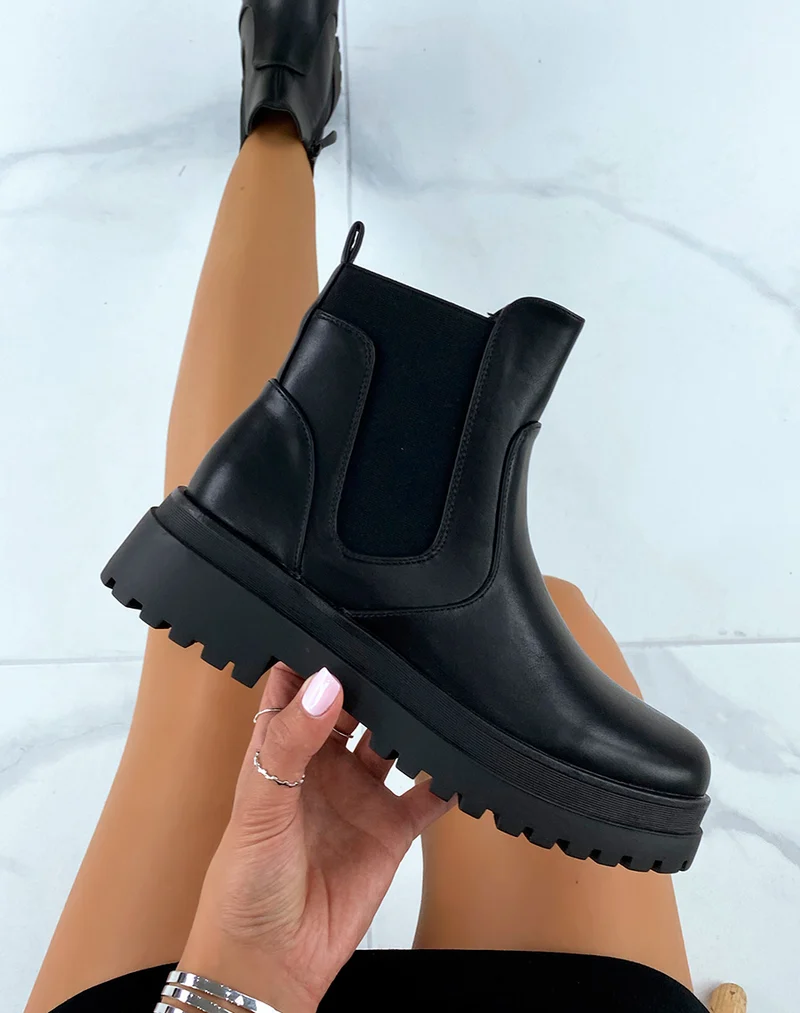 Bottines noires inspiration chelsea à empiècements et semelle plate crantée
