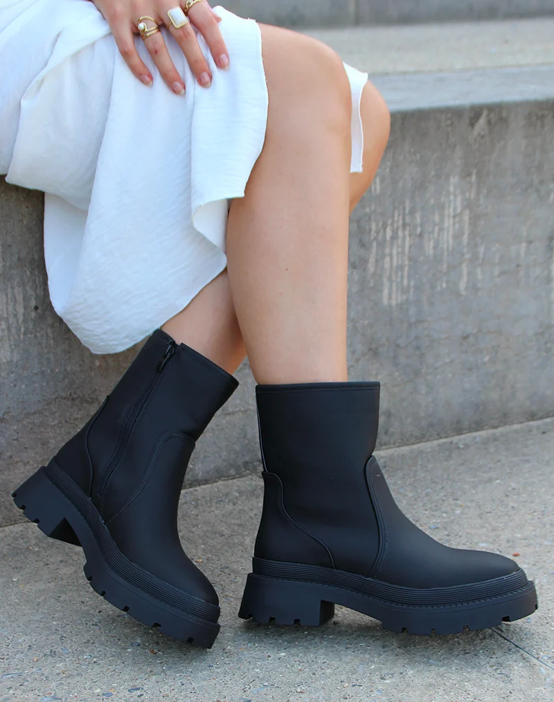 Bottines noires montantes à double semelle talonnée et épaisse