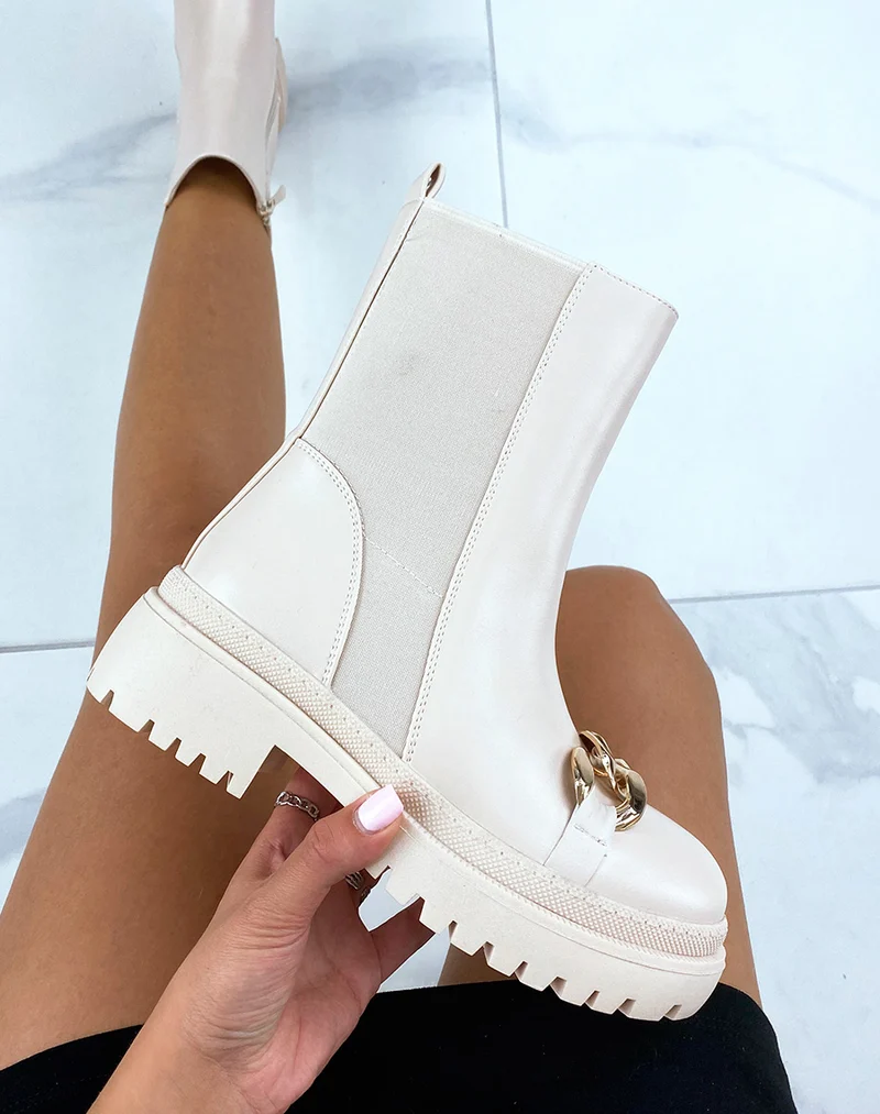 Bottines beiges ornées d’une chaîne dorée