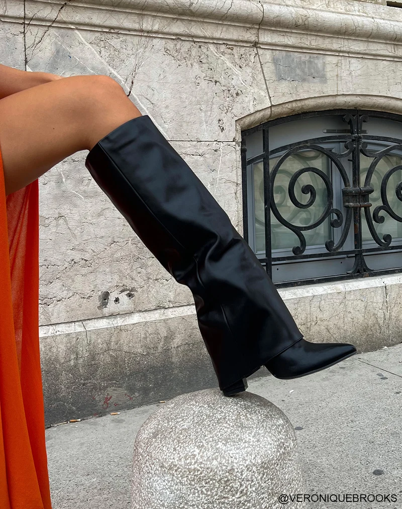 Bottes noires à bout pointu et à talons
