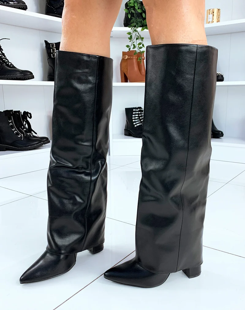 Bottes noires à bout pointu et à talons