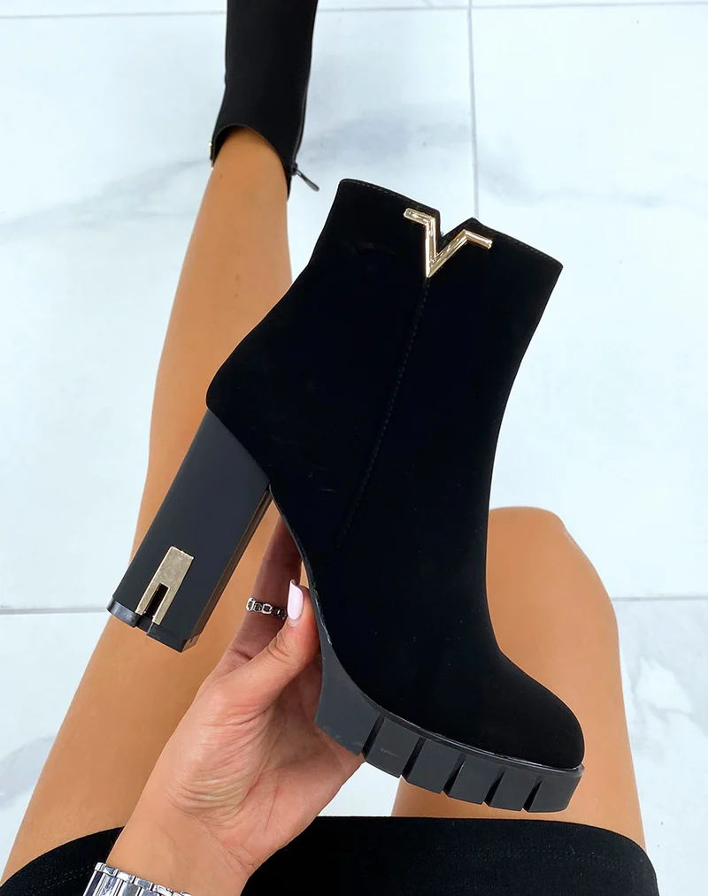 Bottines à talon en suédine à détails dorés