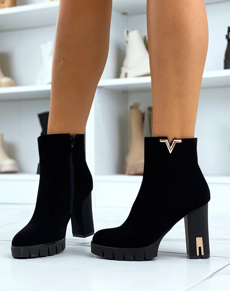 Bottines à talon en suédine à détails dorés