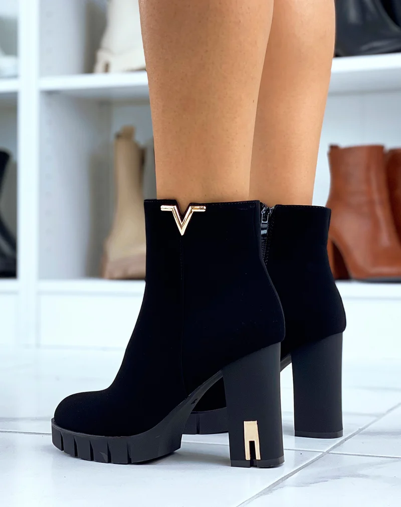 Bottines à talon en suédine à détails dorés