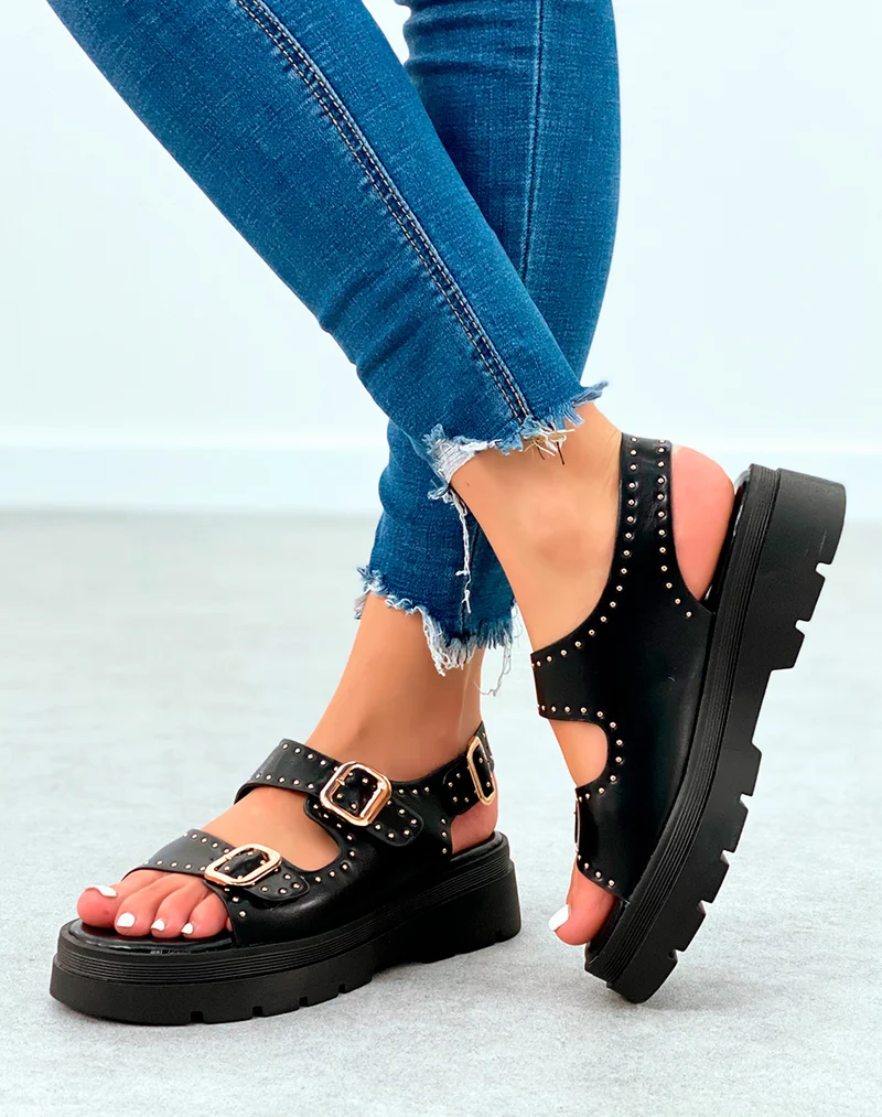 Sandales noires cloutées à multiples lanières et à la boucle réglable