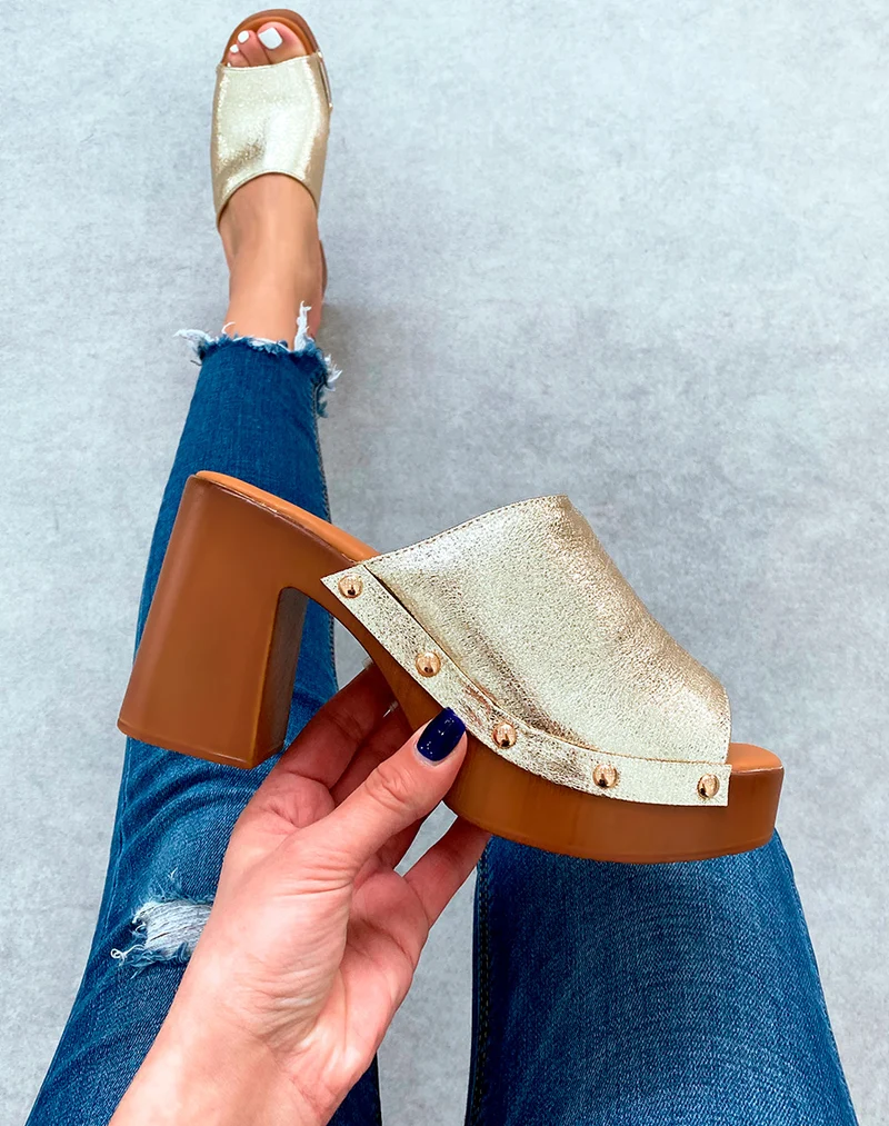 Mules sabots dorés à talons épais et à détails dorés