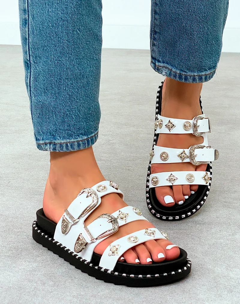 Mules Femme Blanches Cloutées avec Brides Bijoux Argentées et Plateforme Crantée