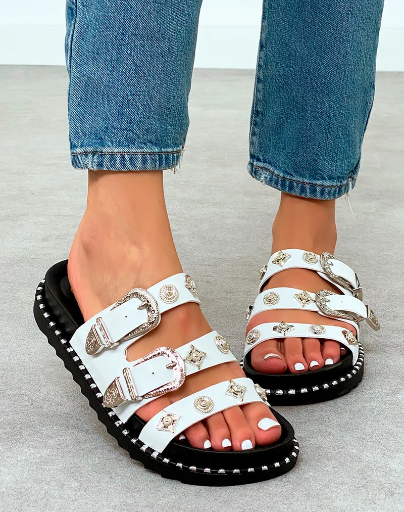 Mules Femme Blanches Cloutées avec Brides Bijoux Argentées et Plateforme Crantée