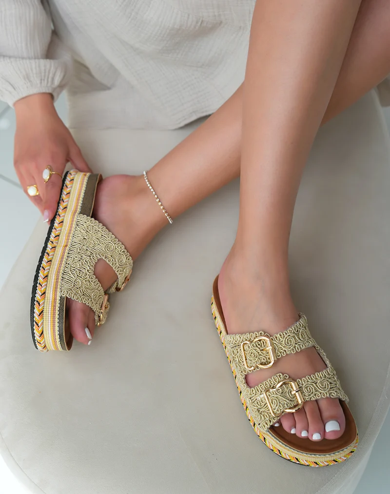 Mules Dorées Brodées à Plateforme Aztèque et Double Sangle – Rayonnement Tendance