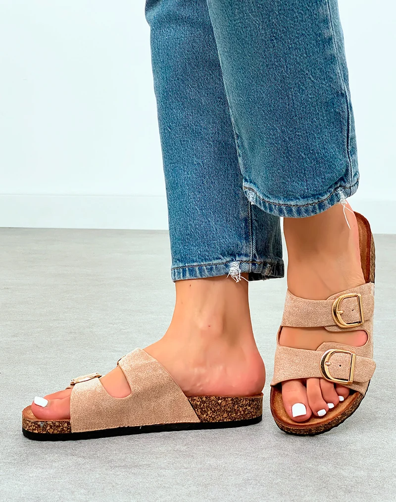 Mules Taupe en Suédine avec Double Sangle et Boucles Dorées – La Touche Neutre Chic