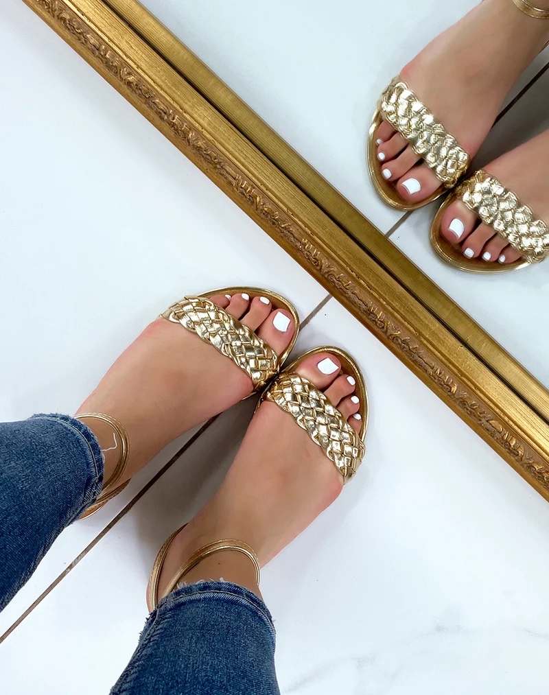 Nu-pieds dorés à bride tressée