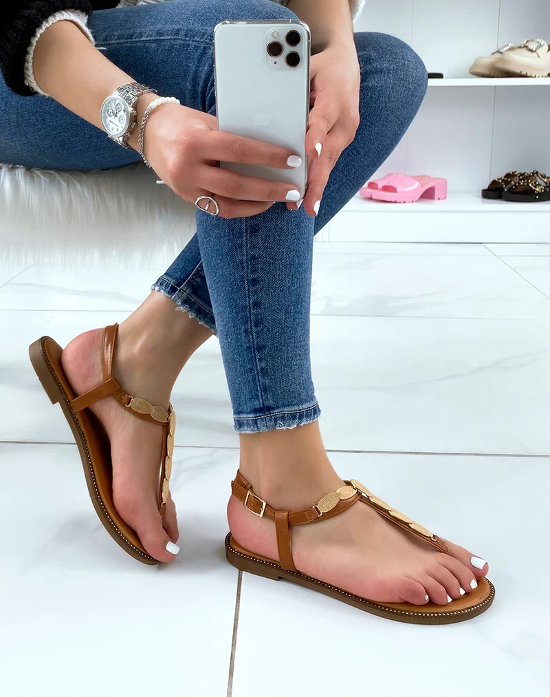 Nu-pieds camel à pièces dorés et multiples brides