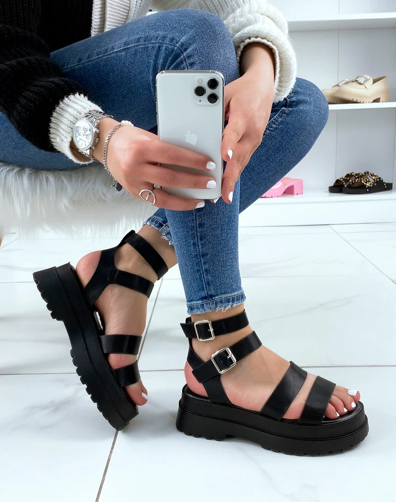 Sandales noires à petit talon et multiples brides épaisses