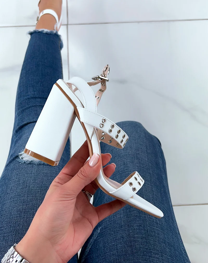 Sandales blanches à brides cloutées à talon