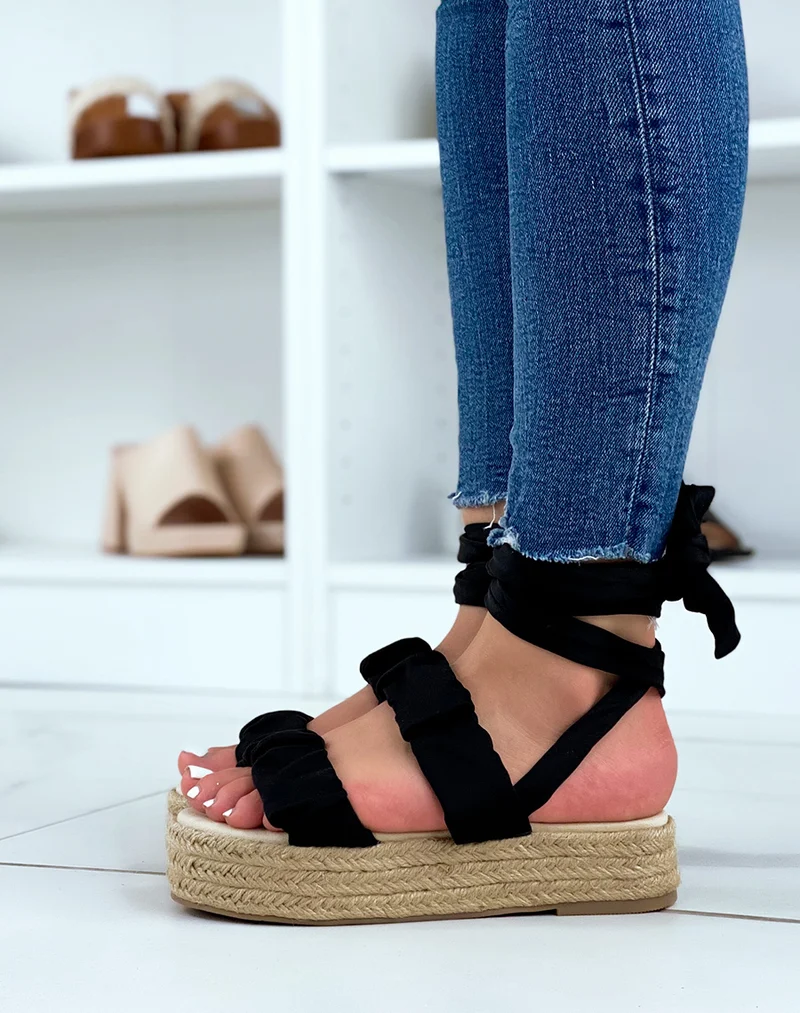 Sandales compensées noires plates à brides plissées