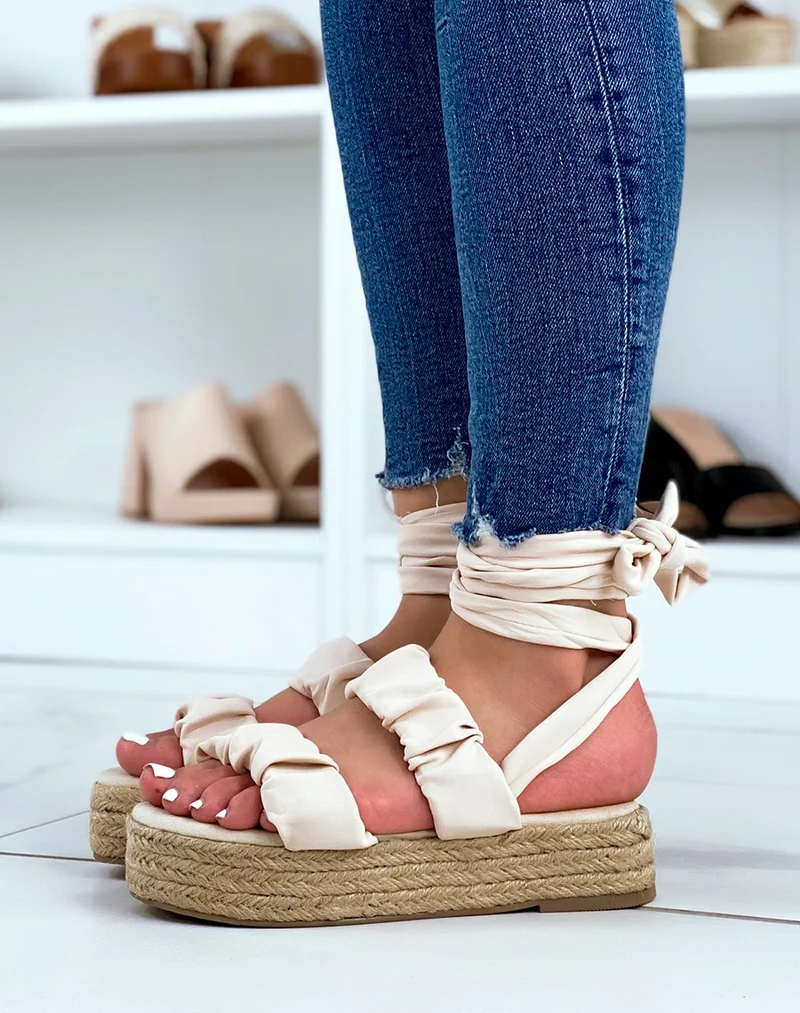 Sandales compensées beiges plates à brides plissées