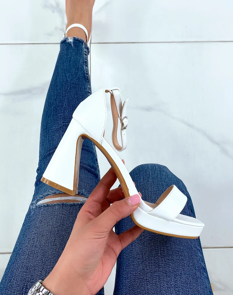 Sandales blanches à talon biseauté