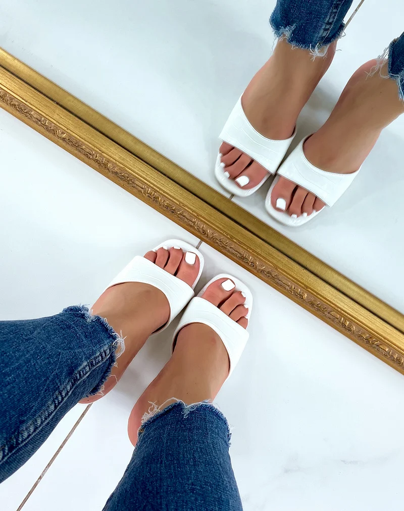 Mules blanches effet croco à talon transparent carré