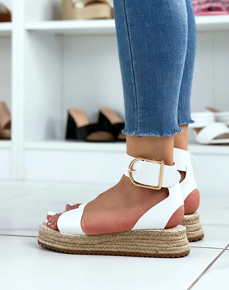 Sandales blanches à brides épaisses et semelle en toile de jute