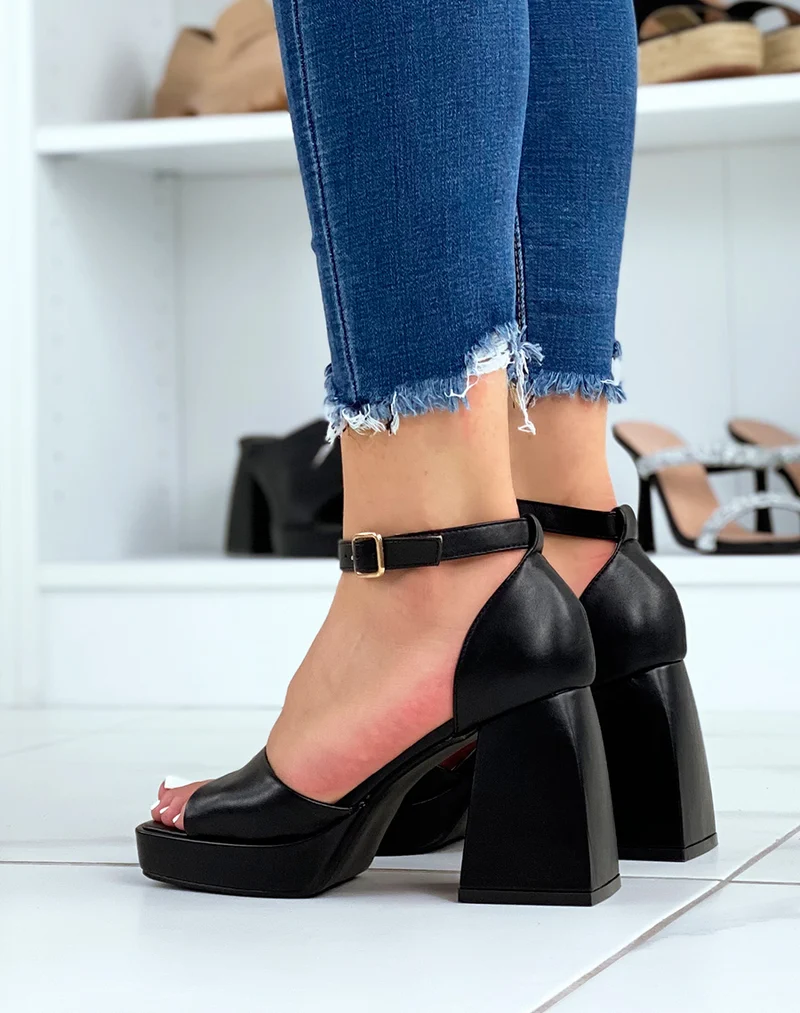 Sandales ouvertes noires à talon imposant et biseauté