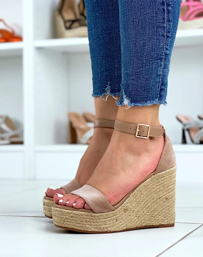Compensées beige foncé en suédine à talon et lanière ajustable