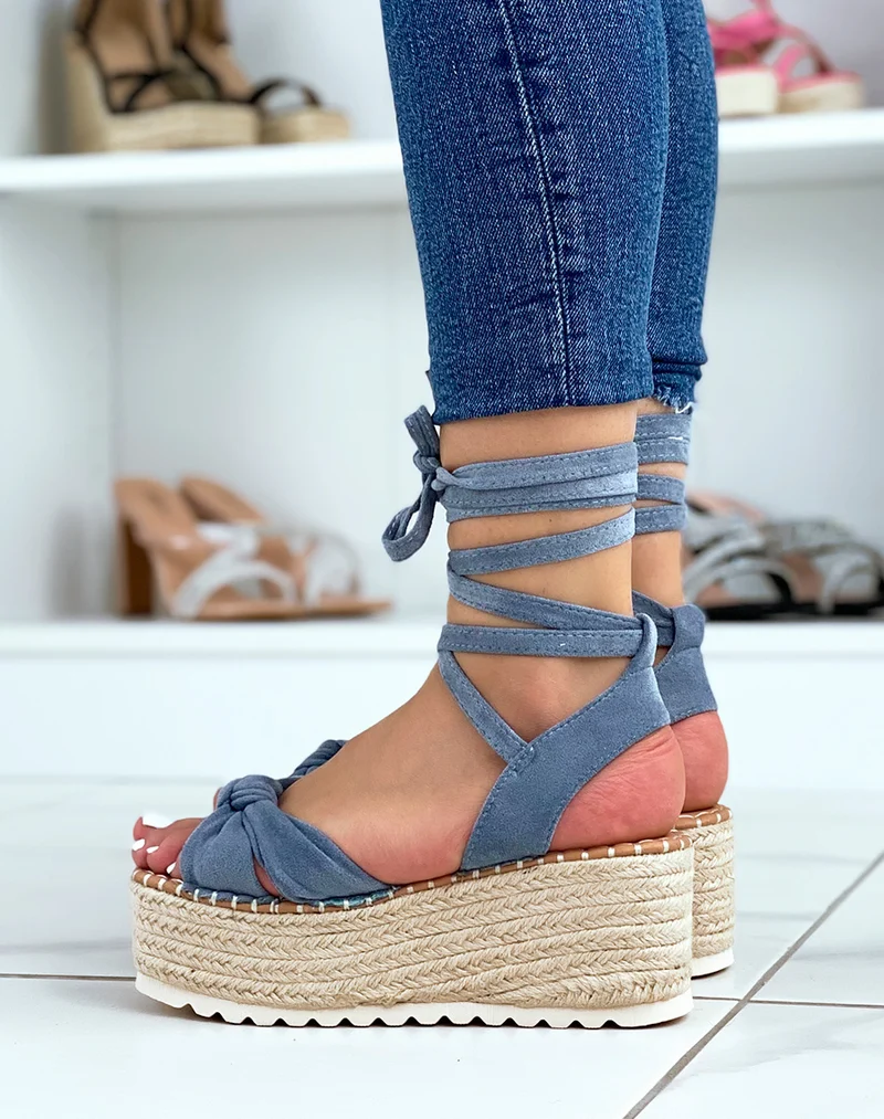 Sandales compensées bleues en suédine à lacets