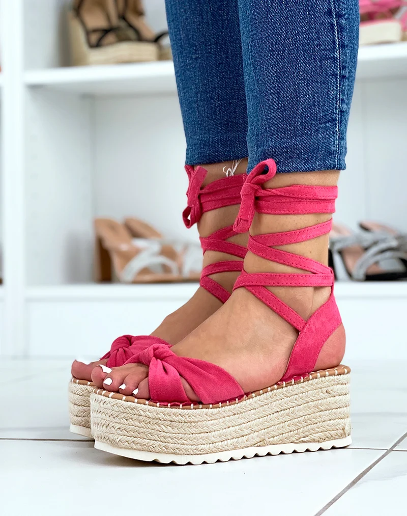 Sandales compensées rose fushia en suédine à lacets