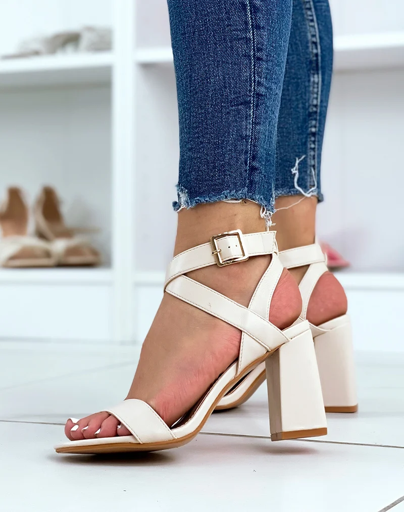 Sandales beiges à talons et à brides entrecroisées