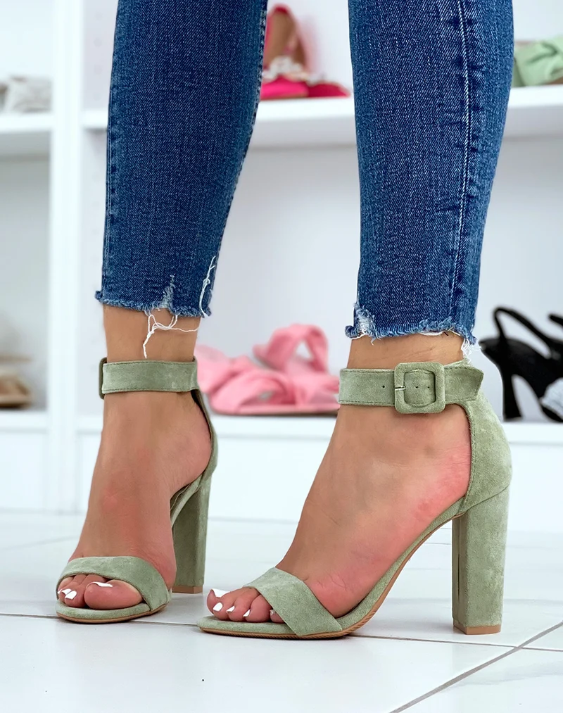 Sandales à talon vert pastel à boucle carré