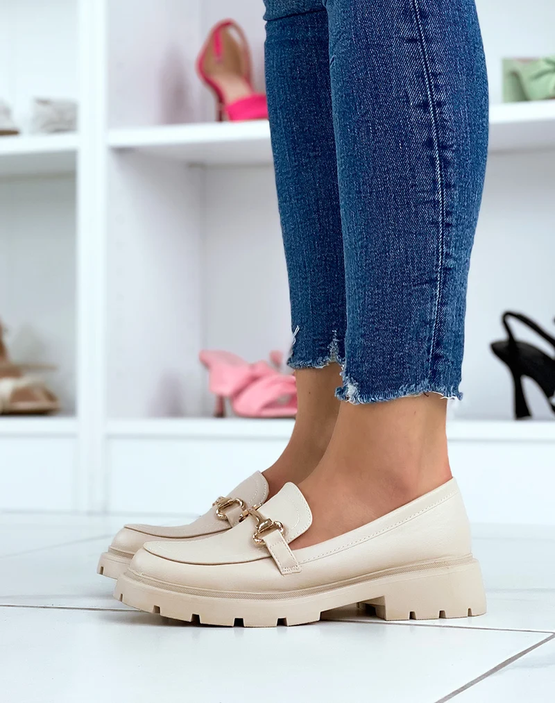 Mocassins beiges à semelle épaisse et crantée