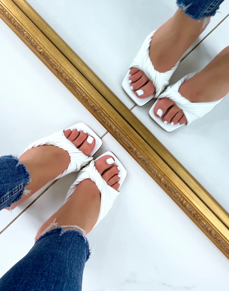 Mules à talons blanches avec une bride épaisse nouée