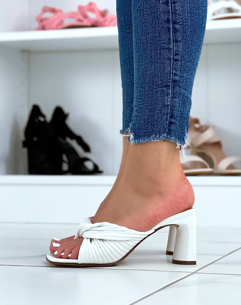 Mules à talons blanches avec une bride épaisse nouée